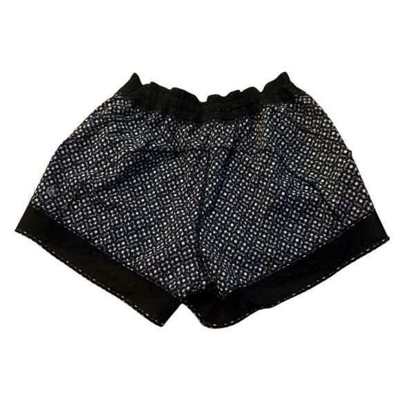 Lululemon black running shorts size 8 - Picture 2 of 4